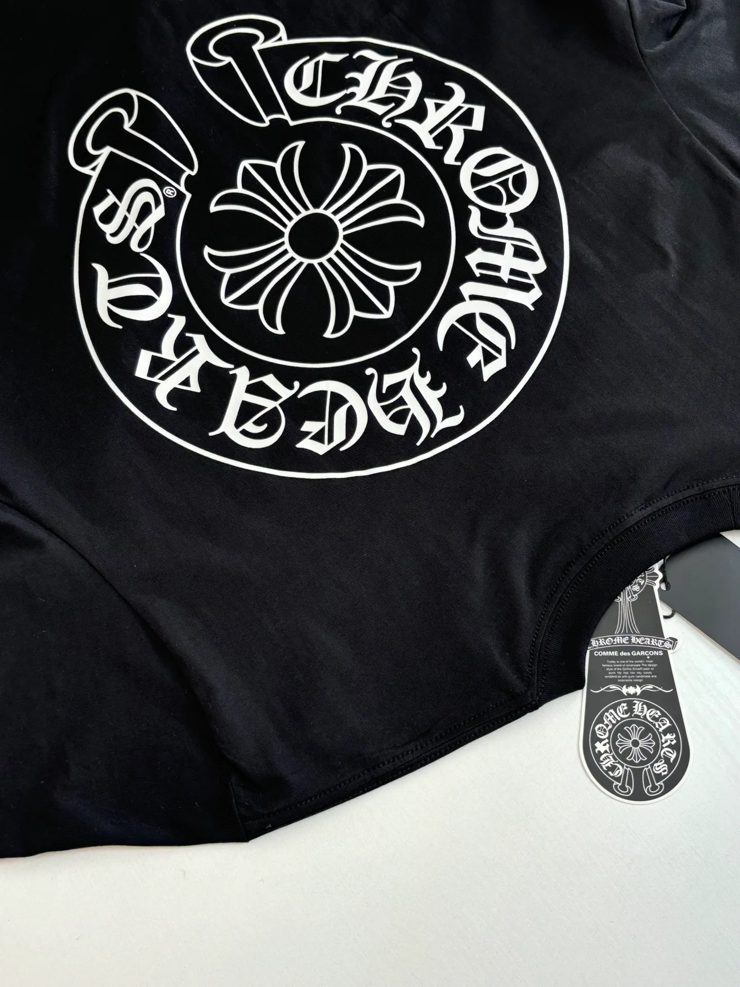 P226 Chrome Heart*/Chrome Heart Horseshoe print pocket printed short-sleeved T-shirt Made of the same heavy-weight pure cotton material as the original, high-count yarn is light, thin and breathable. Imported ink three-dimensional printing, skin-friendly and breathable. And through anti-shrinkage treatment, it will not be easily deformed after long-term wear. The imported ink has passed Oeko-Tex Standard 100 environmental protection certification. The color fastness reaches level 4-5, and there is no obvious fading after 50 times of washing. Strictly proofread the color management system of digital printing. Custom woven and dyed, no color difference from the original version Size: S/M/L
